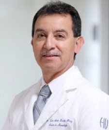 photo of Dr Adrián Rendón
